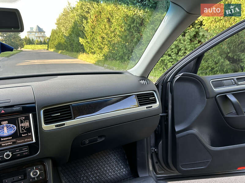 Внедорожник / Кроссовер Volkswagen Touareg 2011 в Ровно
