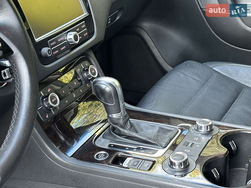 Внедорожник / Кроссовер Volkswagen Touareg 2011 в Ровно