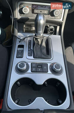 Внедорожник / Кроссовер Volkswagen Touareg 2015 в 