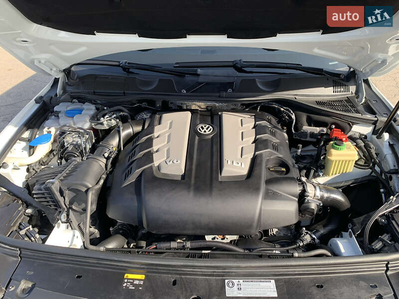 Внедорожник / Кроссовер Volkswagen Touareg 2015 в Кропивницком