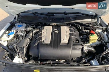 Внедорожник / Кроссовер Volkswagen Touareg 2015 в 