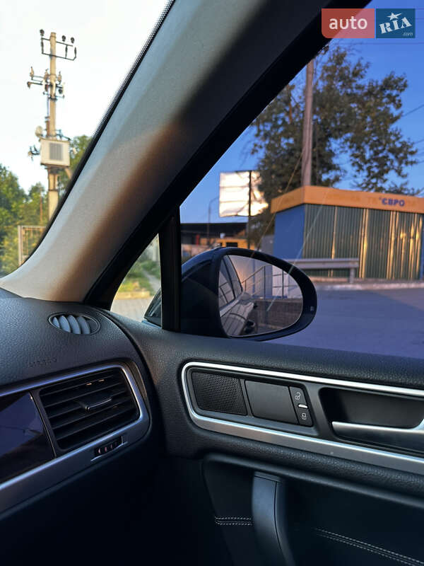 Внедорожник / Кроссовер Volkswagen Touareg 2012 в Хмельницком