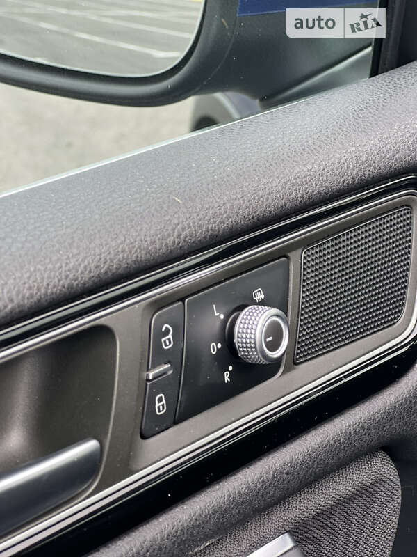 Позашляховик / Кросовер Volkswagen Touareg 2015 в Львові
