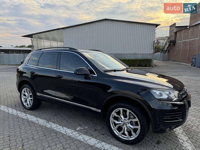 Внедорожник / Кроссовер Volkswagen Touareg 2011 в Черновцах
