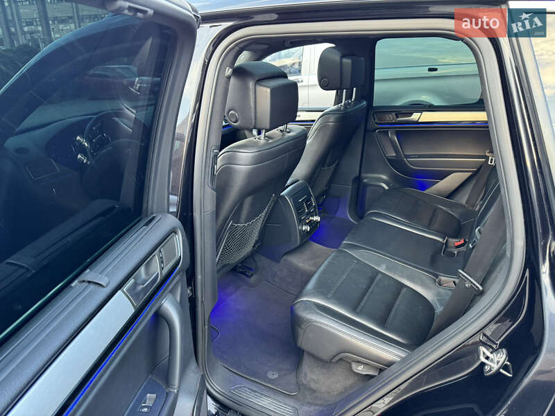 Внедорожник / Кроссовер Volkswagen Touareg 2011 в Черновцах