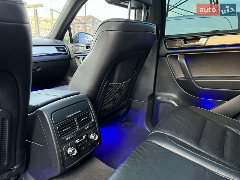 Внедорожник / Кроссовер Volkswagen Touareg 2011 в Черновцах