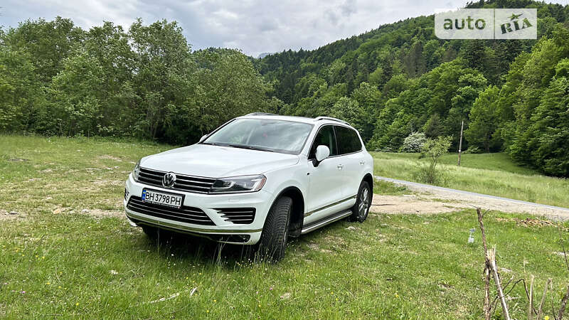 Позашляховик / Кросовер Volkswagen Touareg 2015 в Одесі