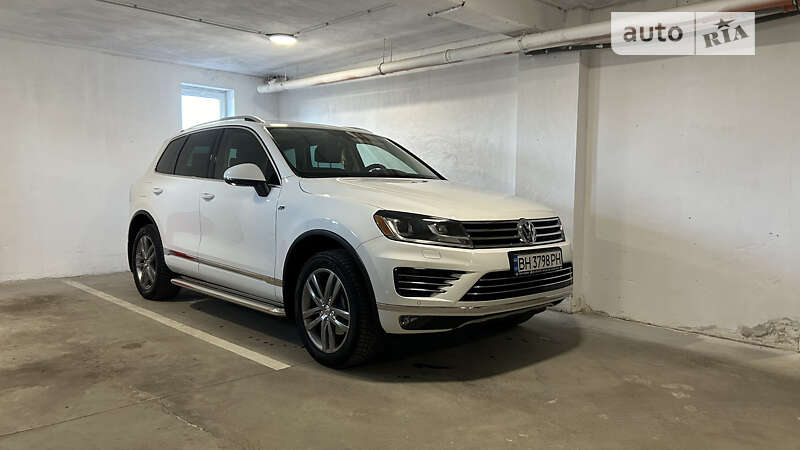 Позашляховик / Кросовер Volkswagen Touareg 2015 в Одесі
