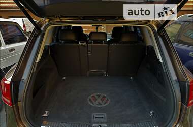 Внедорожник / Кроссовер Volkswagen Touareg 2012 в Днепре