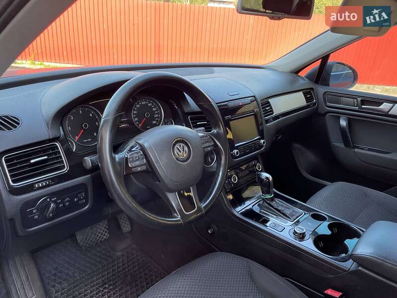 Внедорожник / Кроссовер Volkswagen Touareg 2011 в Сарнах