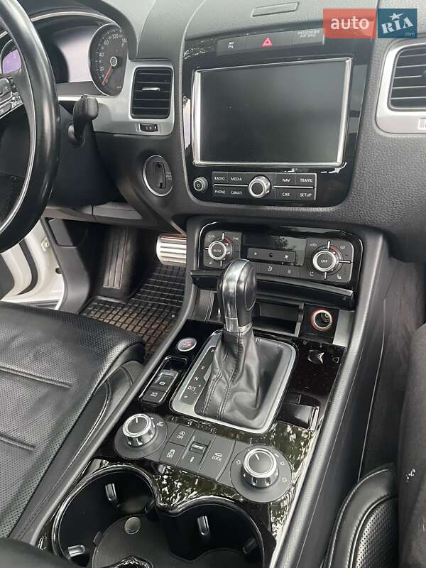 Позашляховик / Кросовер Volkswagen Touareg 2013 в Києві