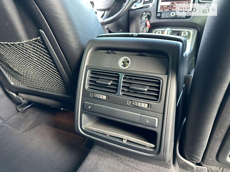 Позашляховик / Кросовер Volkswagen Touareg 2012 в Києві