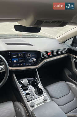Внедорожник / Кроссовер Volkswagen Touareg 2018 в 