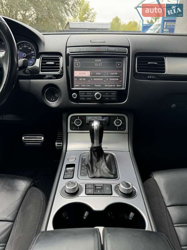 Внедорожник / Кроссовер Volkswagen Touareg 2016 в Киеве
