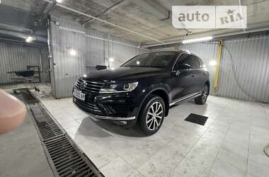 Позашляховик / Кросовер Volkswagen Touareg 2016 в Києві