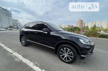 Позашляховик / Кросовер Volkswagen Touareg 2016 в Києві