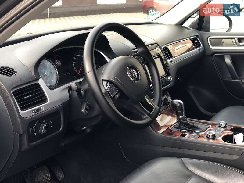 Внедорожник / Кроссовер Volkswagen Touareg 2011 в Киеве
