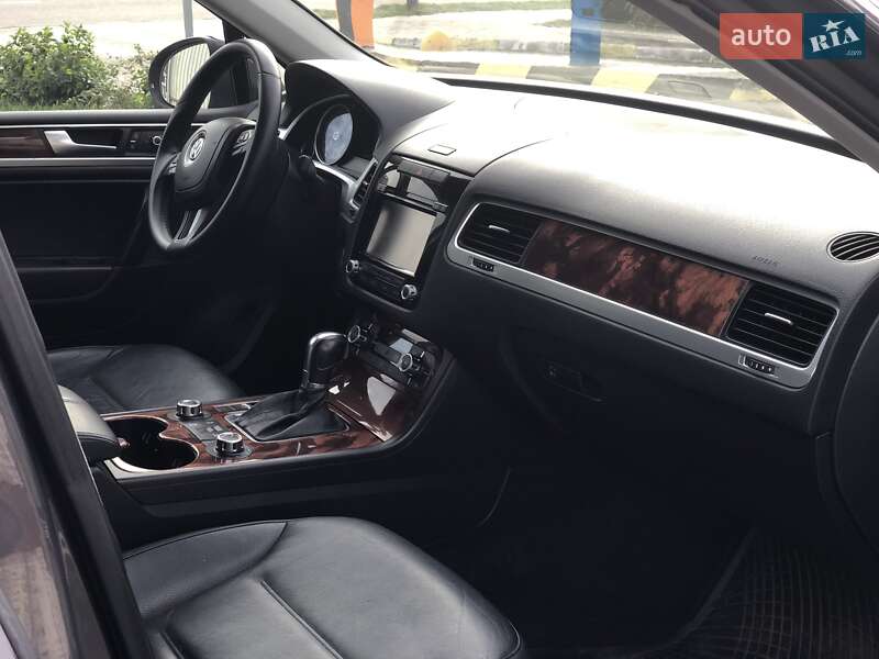 Внедорожник / Кроссовер Volkswagen Touareg 2011 в Киеве