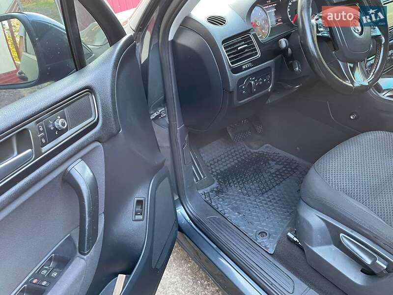 Внедорожник / Кроссовер Volkswagen Touareg 2011 в Сарнах