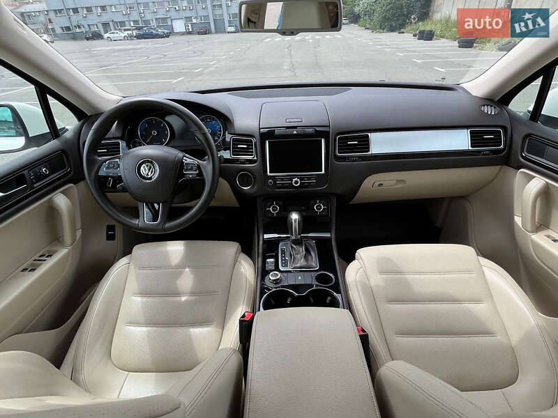 Внедорожник / Кроссовер Volkswagen Touareg 2011 в Киеве