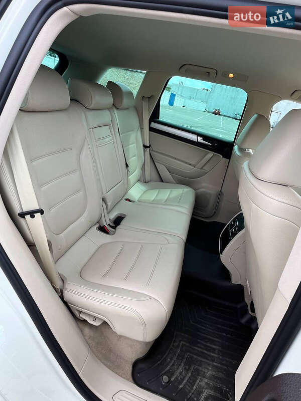 Внедорожник / Кроссовер Volkswagen Touareg 2011 в Киеве