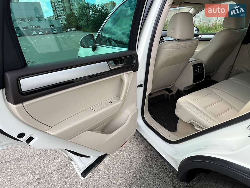 Внедорожник / Кроссовер Volkswagen Touareg 2011 в Киеве