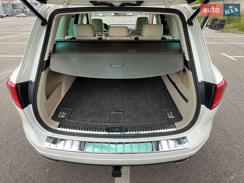 Внедорожник / Кроссовер Volkswagen Touareg 2011 в Киеве