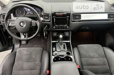 Внедорожник / Кроссовер Volkswagen Touareg 2013 в Киеве