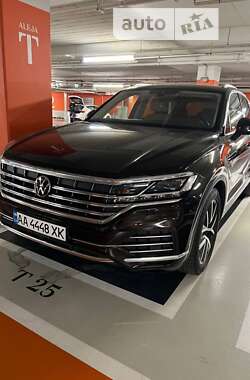 Позашляховик / Кросовер Volkswagen Touareg 2021 в Києві