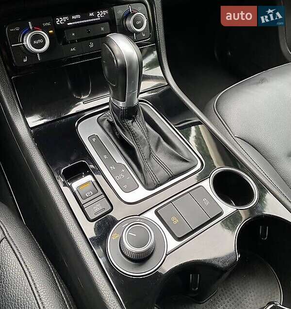 Внедорожник / Кроссовер Volkswagen Touareg 2015 в Черновцах
