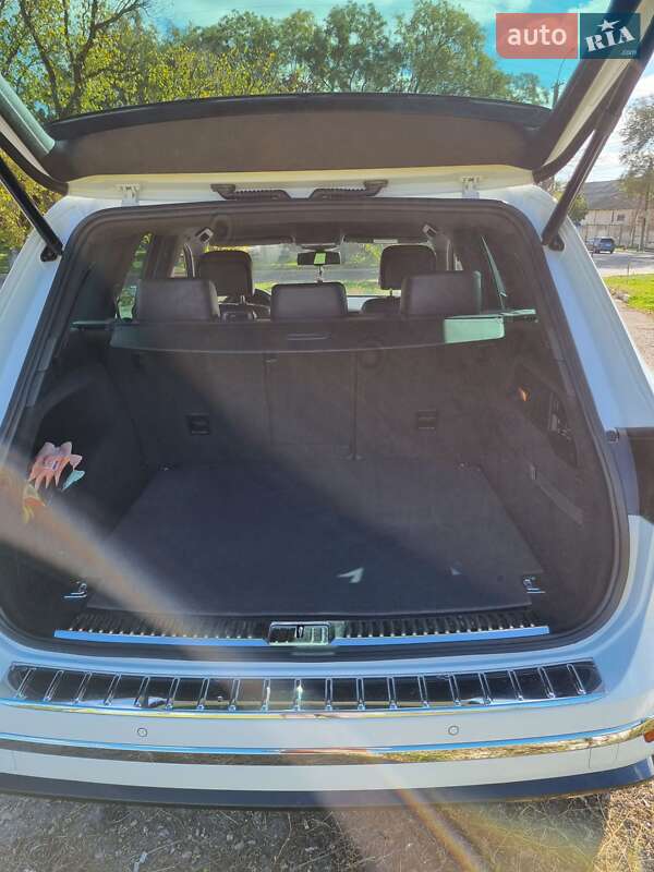 Внедорожник / Кроссовер Volkswagen Touareg 2015 в Белгороде-Днестровском