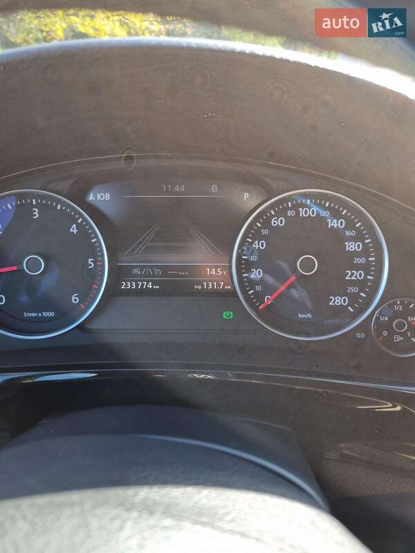 Внедорожник / Кроссовер Volkswagen Touareg 2015 в Белгороде-Днестровском