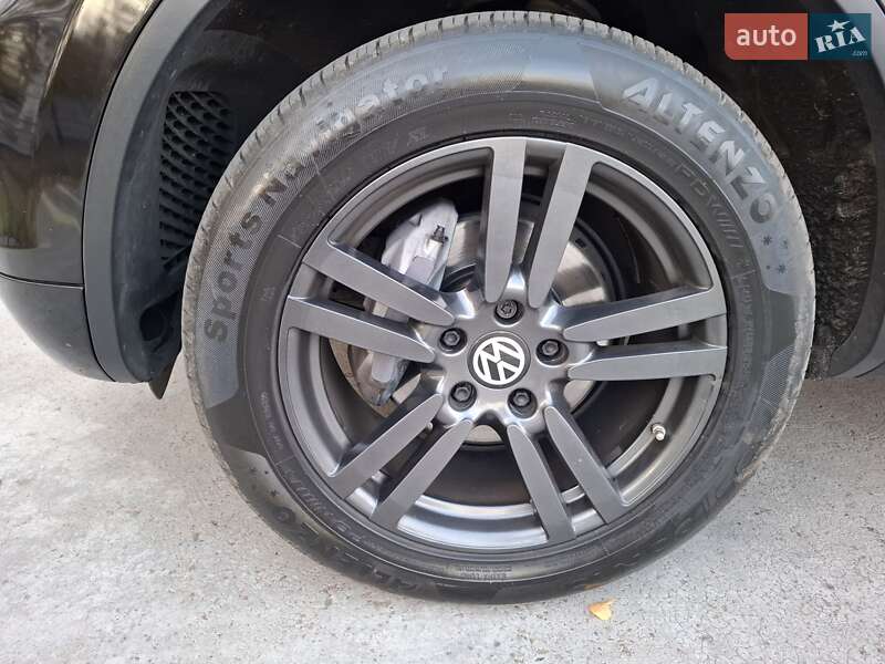 Внедорожник / Кроссовер Volkswagen Touareg 2014 в Киеве
