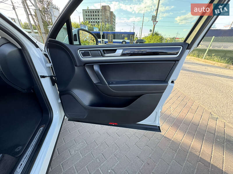 Позашляховик / Кросовер Volkswagen Touareg 2013 в Чернівцях