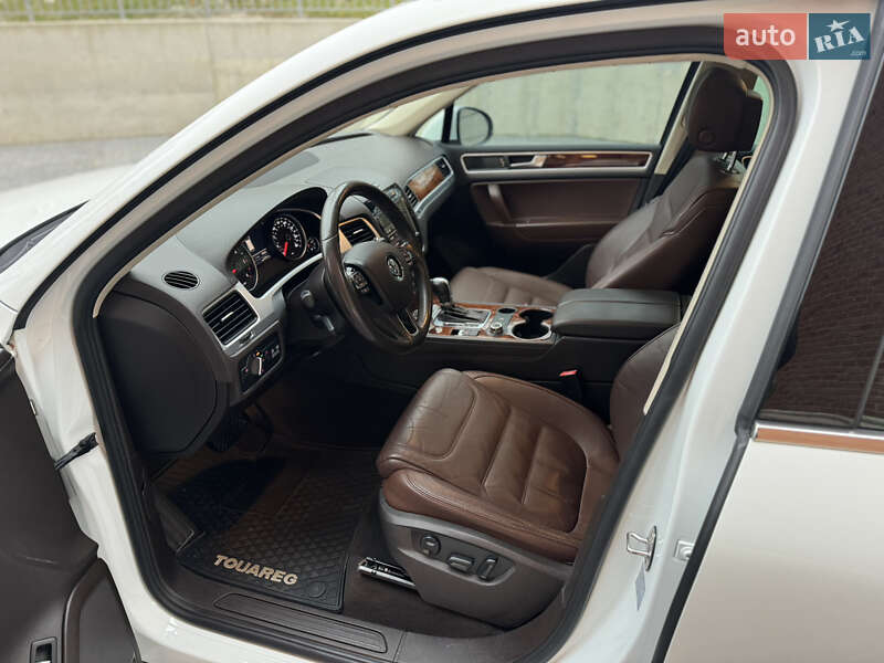 Внедорожник / Кроссовер Volkswagen Touareg 2012 в Львове