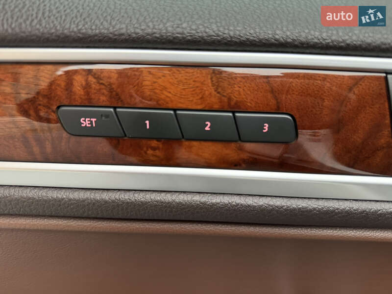Внедорожник / Кроссовер Volkswagen Touareg 2012 в Львове