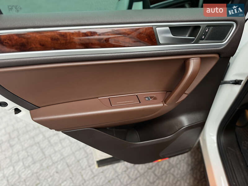 Внедорожник / Кроссовер Volkswagen Touareg 2012 в Львове