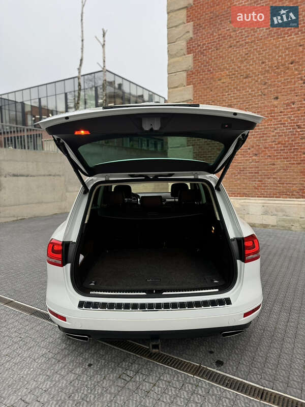 Внедорожник / Кроссовер Volkswagen Touareg 2012 в Львове