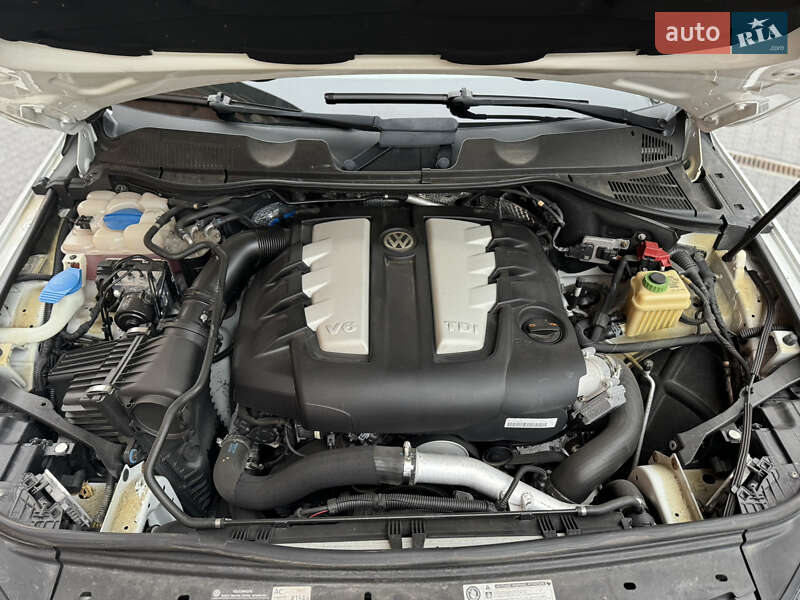 Внедорожник / Кроссовер Volkswagen Touareg 2012 в Львове