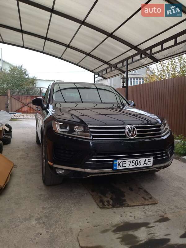 Внедорожник / Кроссовер Volkswagen Touareg 2015 в 