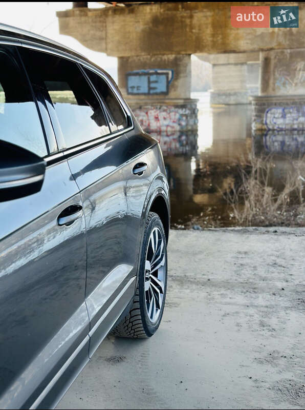 Внедорожник / Кроссовер Volkswagen Touareg 2019 в Киеве