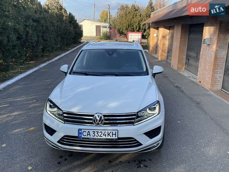 Внедорожник / Кроссовер Volkswagen Touareg 2015 в Черкассах