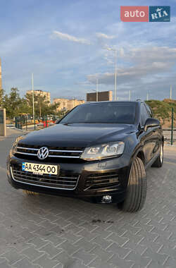 Внедорожник / Кроссовер Volkswagen Touareg 2014 в Киеве