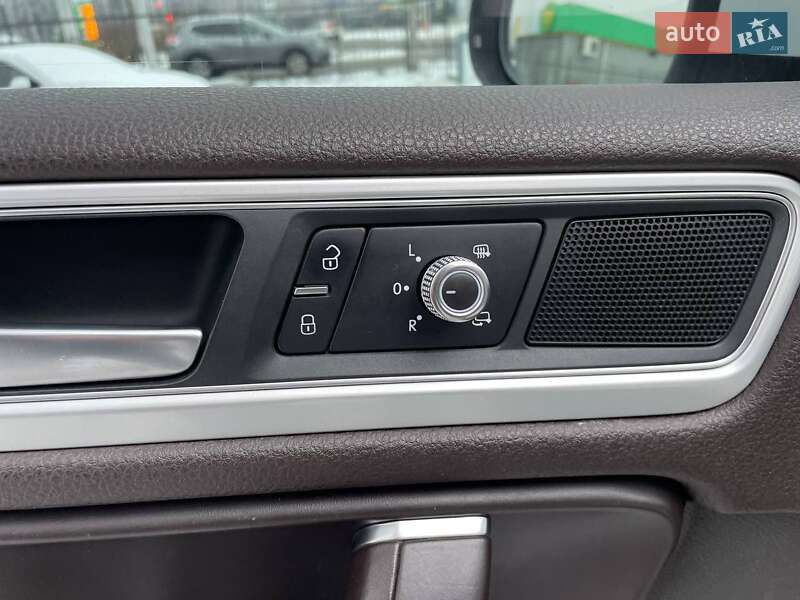 Внедорожник / Кроссовер Volkswagen Touareg 2017 в Полтаве