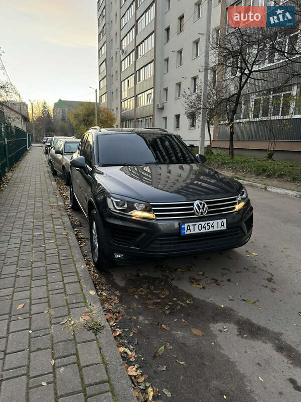 Внедорожник / Кроссовер Volkswagen Touareg 2015 в Калуше