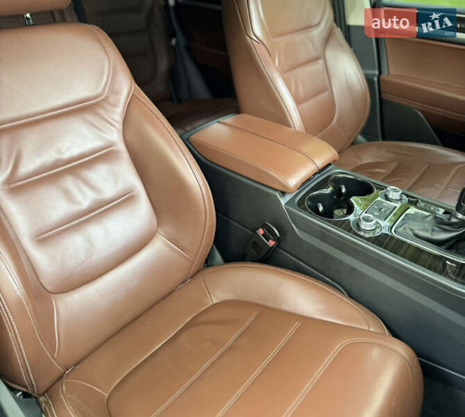 Внедорожник / Кроссовер Volkswagen Touareg 2016 в Ужгороде