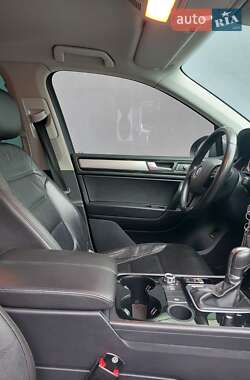 Внедорожник / Кроссовер Volkswagen Touareg 2012 в 