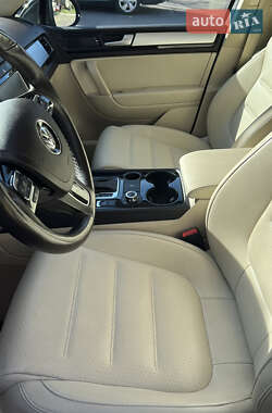 Внедорожник / Кроссовер Volkswagen Touareg 2012 в Львове