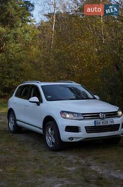 Позашляховик / Кросовер Volkswagen Touareg 2012 в Дубровиці