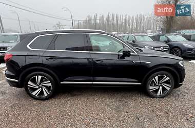 Позашляховик / Кросовер Volkswagen Touareg 2022 в Києві